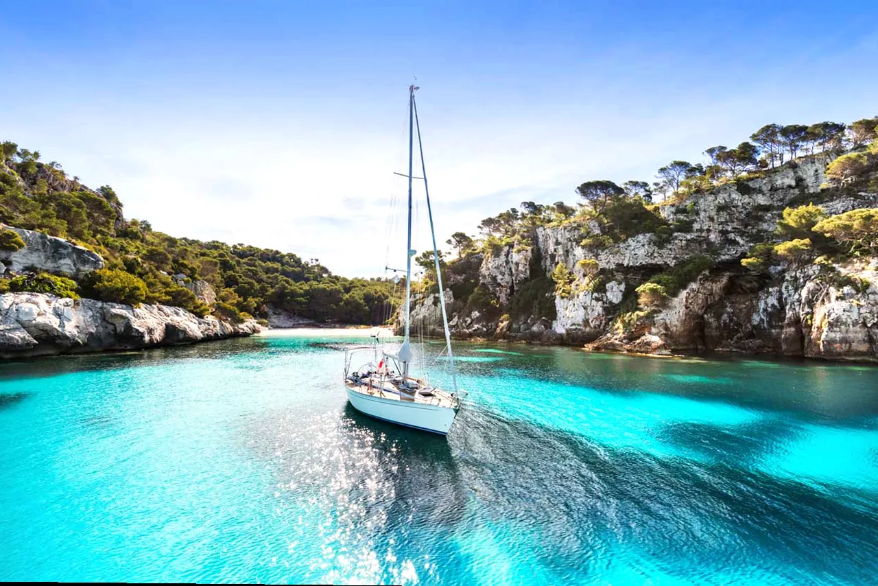 Familia disfrutando de un alquiler de barco en Mallorca